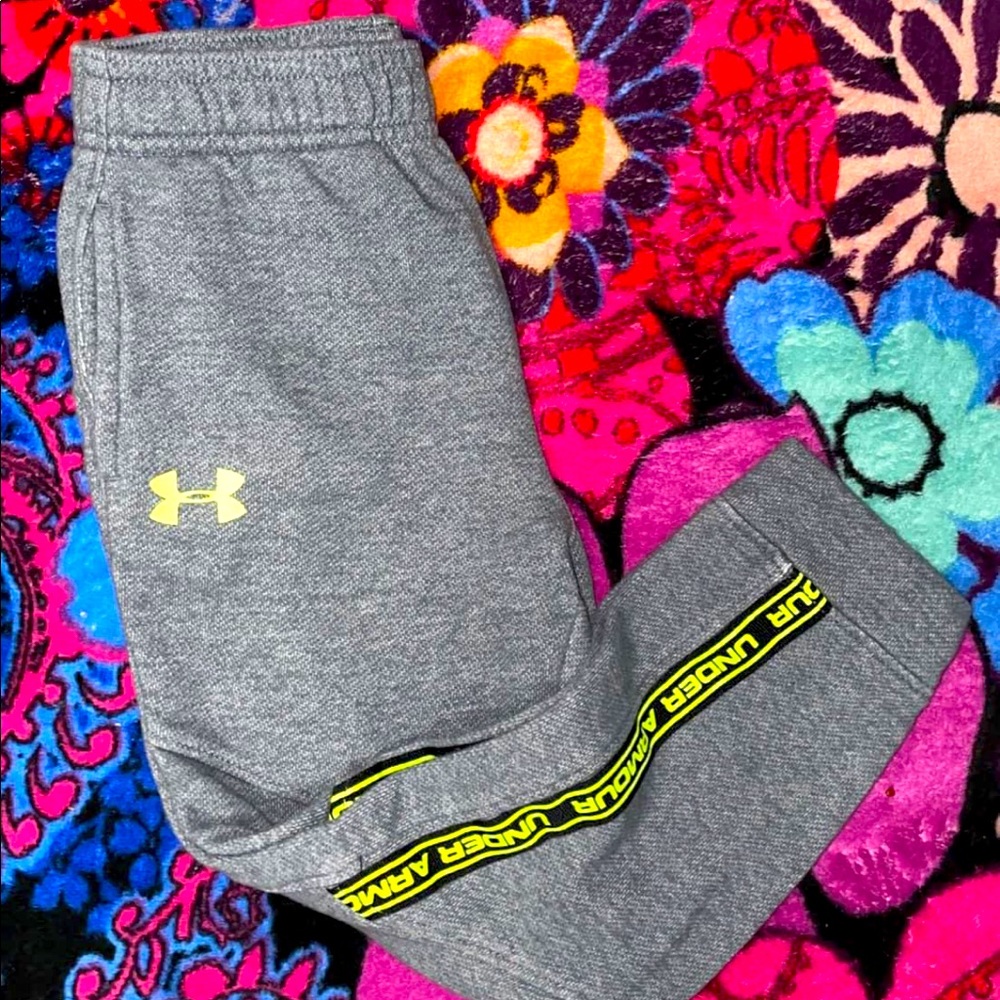 Boys size 4 UA joggers